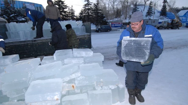 В Барнаулевозводят Ледовый городок. 3 декабря 2015 года.