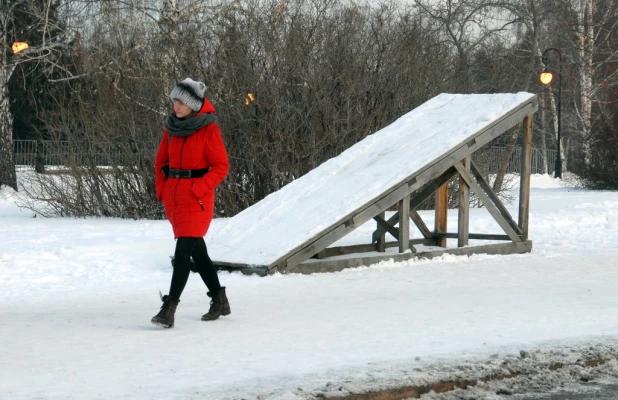 В Барнаулевозводят Ледовый городок. 3 декабря 2015 года.