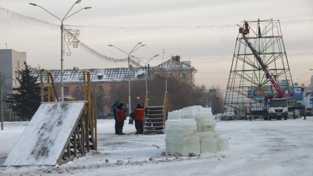 В Барнаулевозводят Ледовый городок. 3 декабря 2015 года.