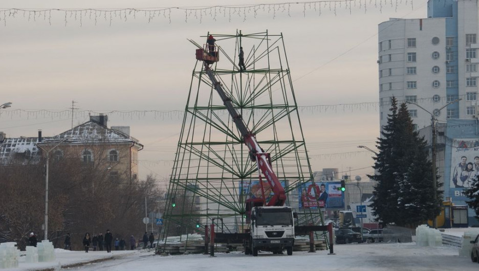 В Барнауле возводят Ледовый городок. 3 декабря 2015 года.