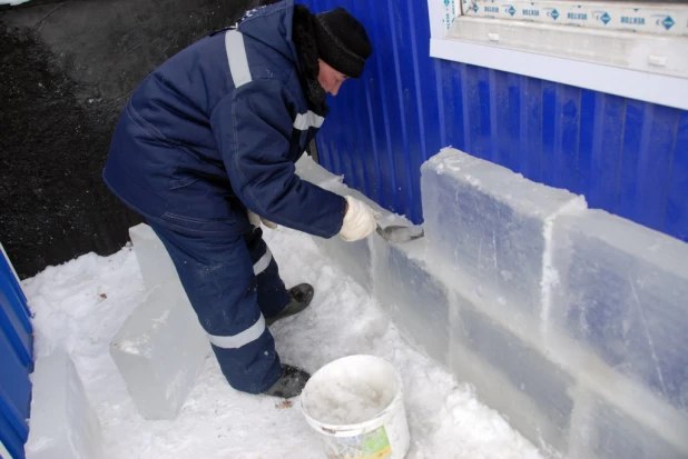 В Барнаулевозводят Ледовый городок. 3 декабря 2015 года.