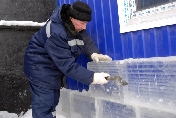 В Барнаулевозводят Ледовый городок. 3 декабря 2015 года.