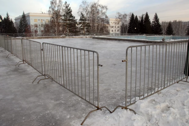 В Барнаулевозводят Ледовый городок. 3 декабря 2015 года.