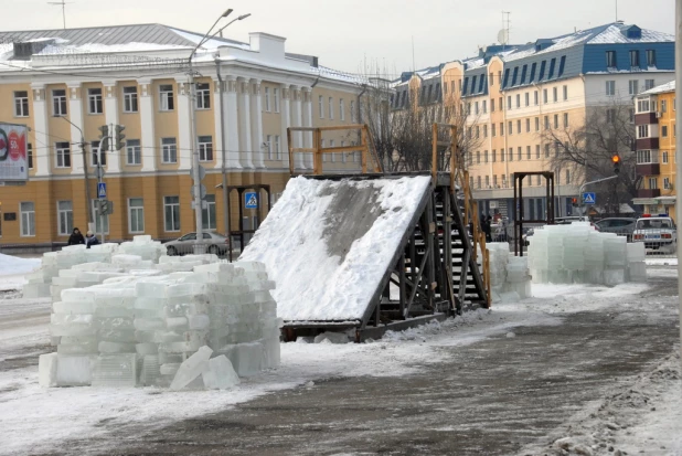 В Барнаулевозводят Ледовый городок. 3 декабря 2015 года.