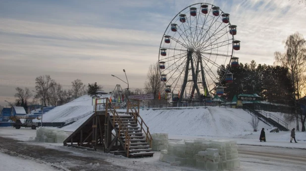 В Барнаулевозводят Ледовый городок. 3 декабря 2015 года.