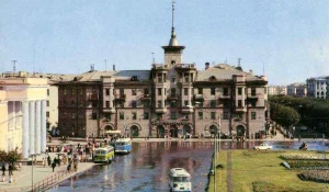 Площадь Октября. Открытка, автор Б. Подгорный  1971 год.
