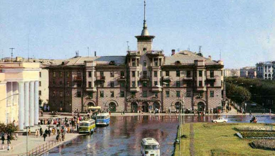Площадь Октября. Открытка, автор Б. Подгорный  1971 год.