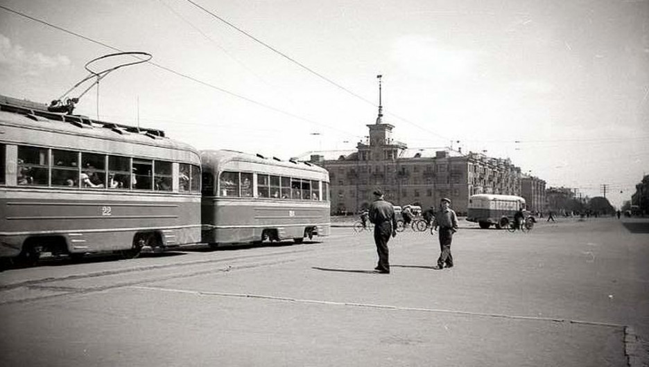 Площадь Октября, примерно 1960 год. Фото из архива МУП "Горэлектротранс".