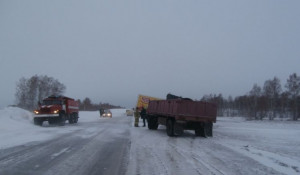Спасатели ликвидируют ДТП на дорогах Алтая.