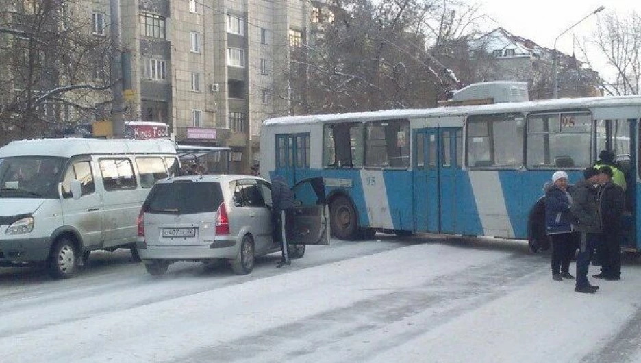 В Рубцовске троллейбус срезался в маршрутку.