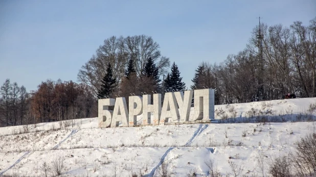 Буквы "Барнаул" зимой.