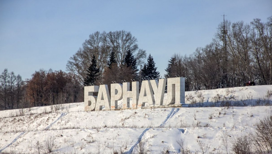 Буквы "Барнаул" зимой.