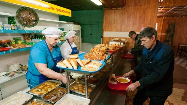 В столовой "Алтайского моторного завода".