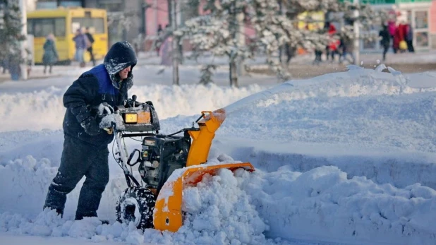 Уборка снега в Барнауле.