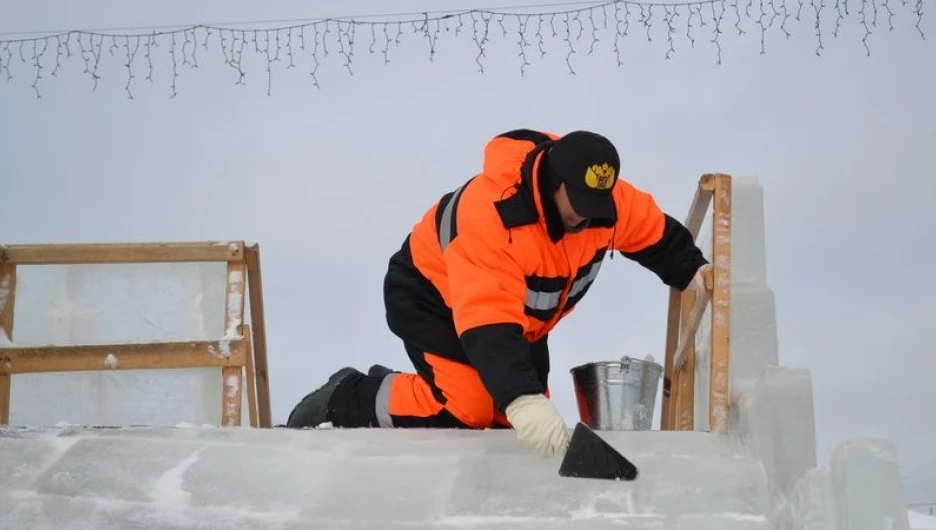 В Барнауле создают снежный городок.