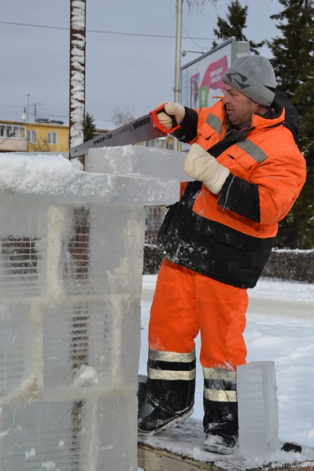 В Барнауле создают снежный городок.