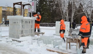 В Барнауле создают снежный городок.