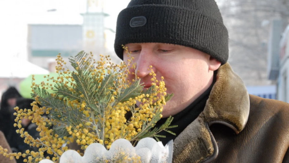 В барнаульских магазинах цветов большой выбор сюрпризов для женщин к Международному женскому дню.