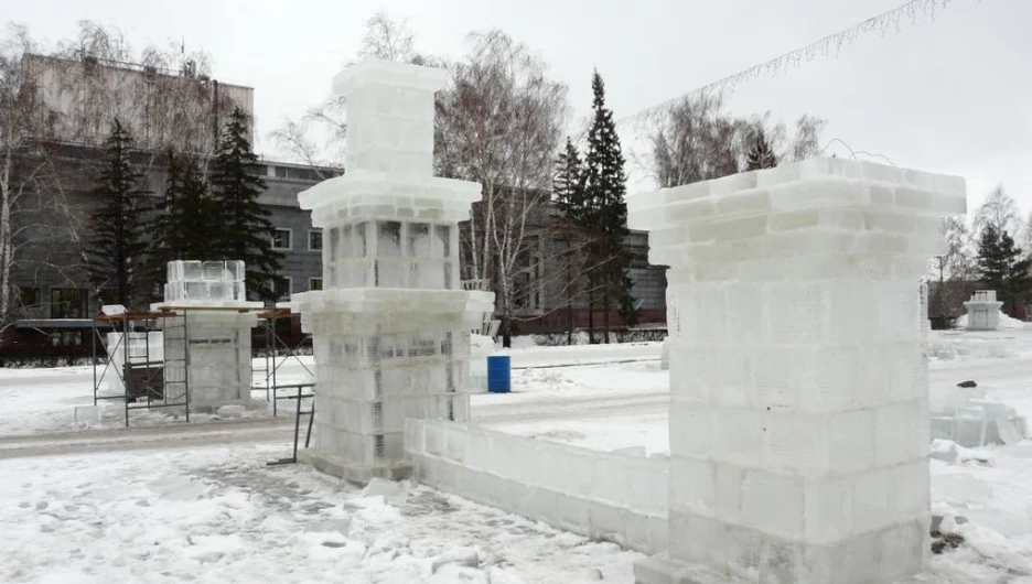 В Барнауле из-за дождя остановили стройку ледового городка.