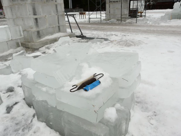 В Барнауле из-за дождя остановили стройку ледового городка.