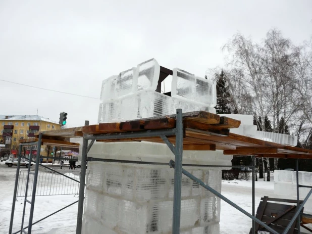 В Барнауле из-за дождя остановили стройку ледового городка.