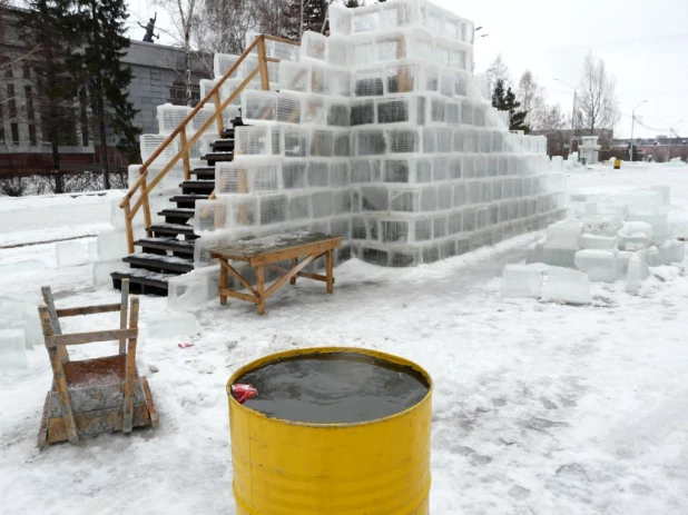 В Барнауле из-за дождя остановили стройку ледового городка.