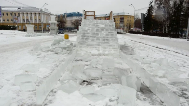 В Барнауле из-за дождя остановили стройку ледового городка.