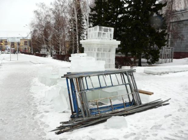 В Барнауле из-за дождя остановили стройку ледового городка.