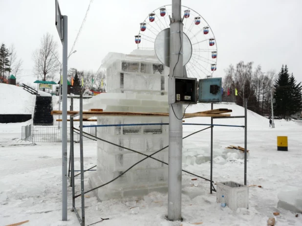 В Барнауле из-за дождя остановили стройку ледового городка.