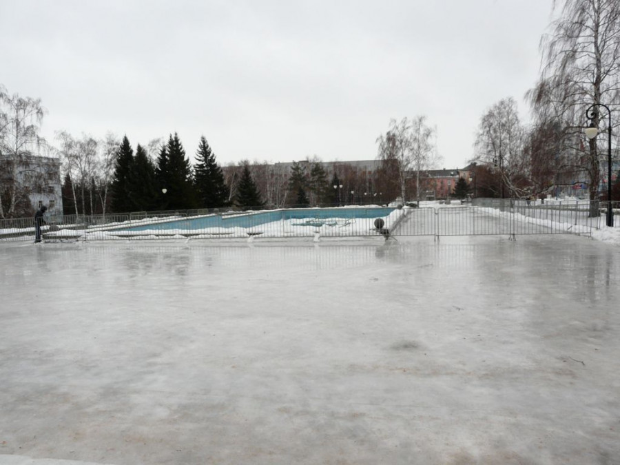 В Барнауле из-за дождя остановили стройку ледового городка.