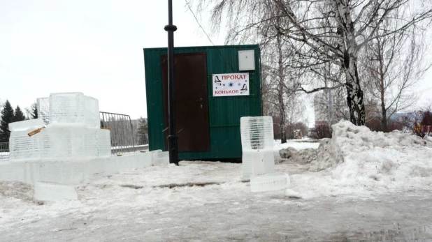 В Барнауле из-за дождя остановили стройку ледового городка.