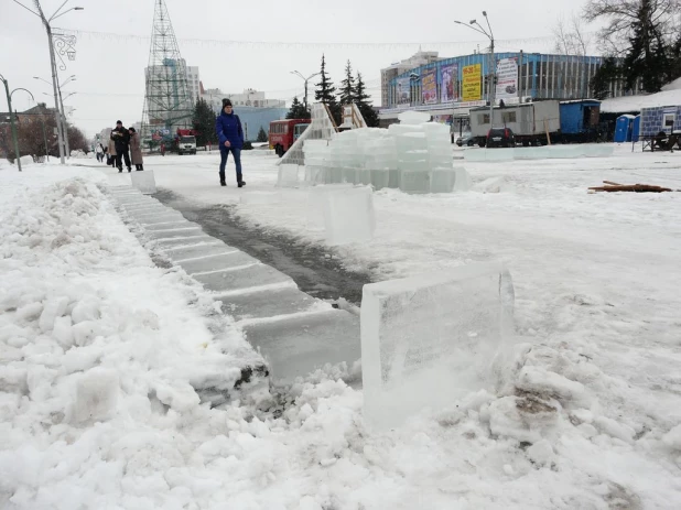 В Барнауле из-за дождя остановили стройку ледового городка.