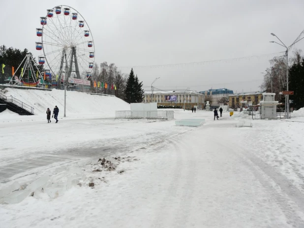 В Барнауле из-за дождя остановили стройку ледового городка.