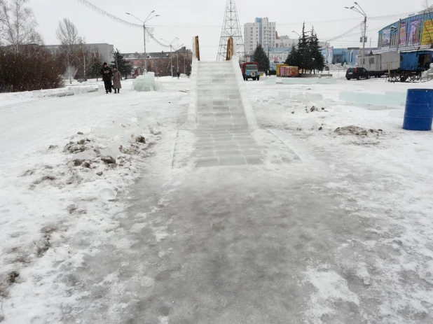 В Барнауле из-за дождя остановили стройку ледового городка.