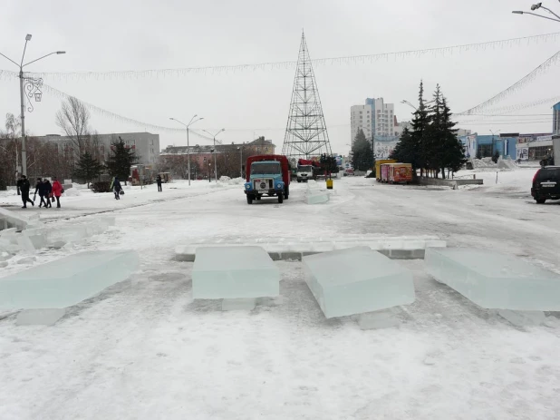 В Барнауле из-за дождя остановили стройку ледового городка.