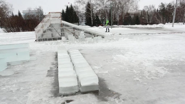 В Барнауле из-за дождя остановили стройку ледового городка.