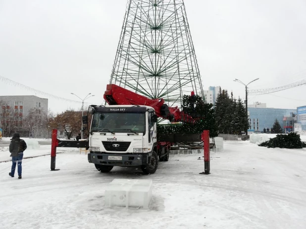 В Барнауле из-за дождя остановили стройку ледового городка.