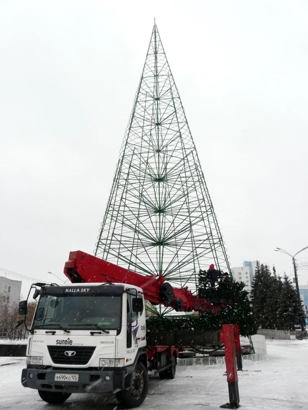 В Барнауле из-за дождя остановили стройку ледового городка.