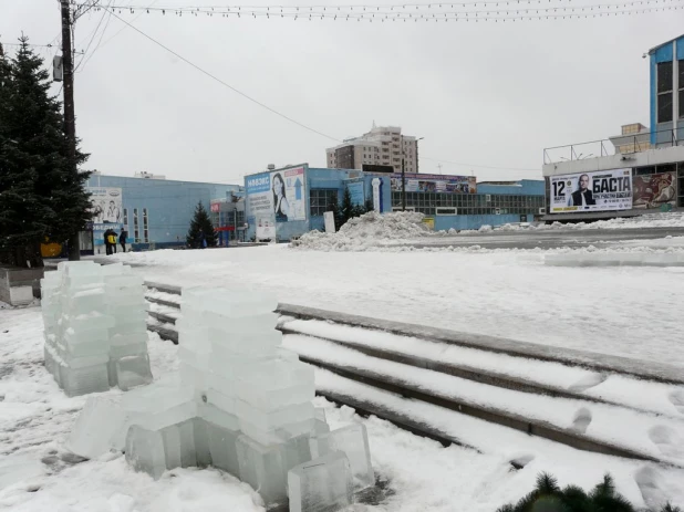 В Барнауле из-за дождя остановили стройку ледового городка.