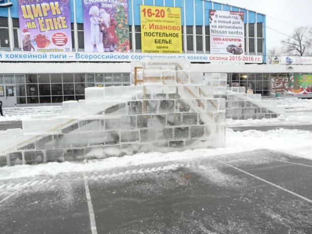 В Барнауле из-за дождя остановили стройку ледового городка.