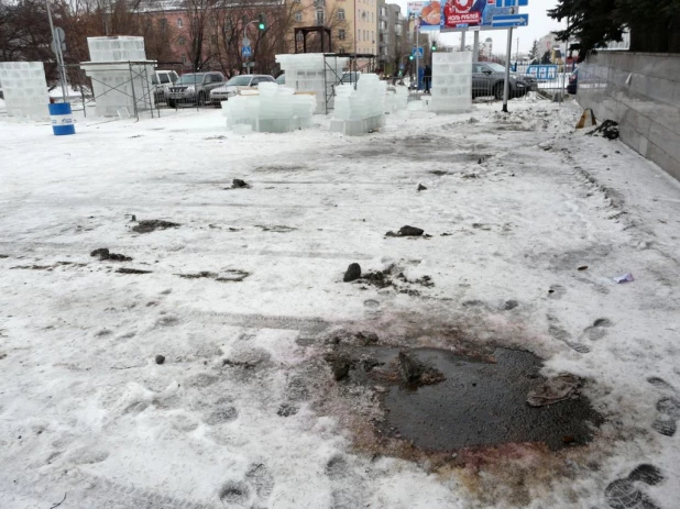 В Барнауле из-за дождя остановили стройку ледового городка.