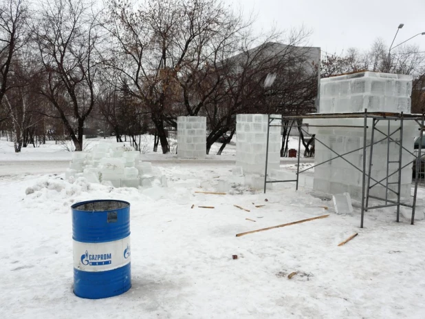 В Барнауле из-за дождя остановили стройку ледового городка.