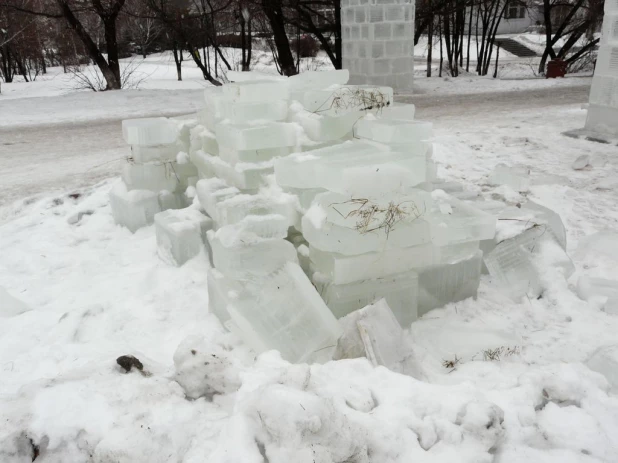 В Барнауле из-за дождя остановили стройку ледового городка.