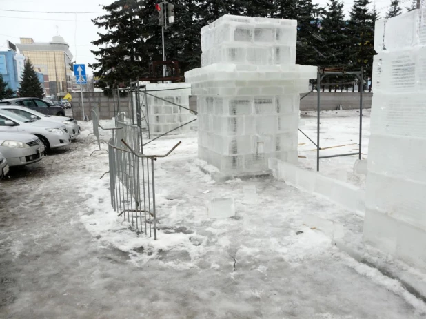 В Барнауле из-за дождя остановили стройку ледового городка.