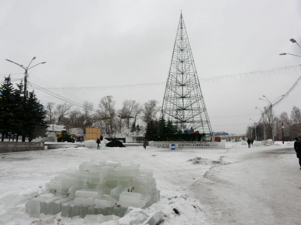 В Барнауле из-за дождя остановили стройку ледового городка.