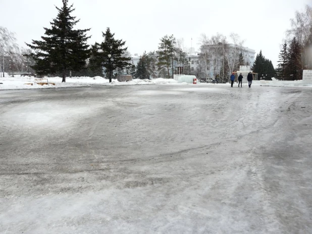 В Барнауле из-за дождя остановили стройку ледового городка.