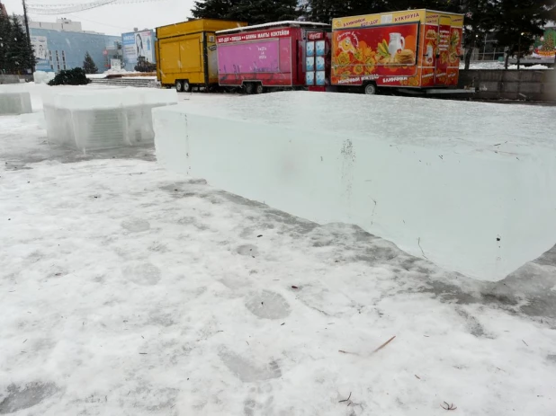 В Барнауле из-за дождя остановили стройку ледового городка.