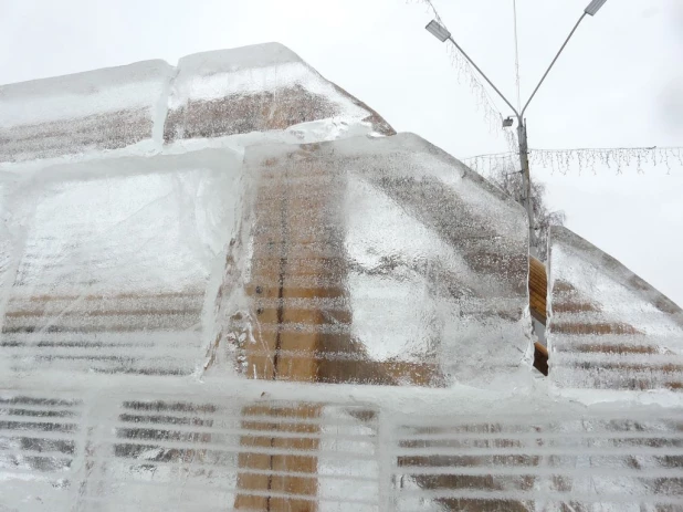 В Барнауле из-за дождя остановили стройку ледового городка.