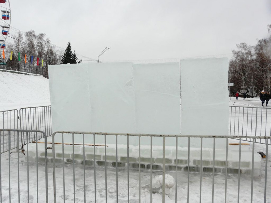 В Барнауле из-за дождя остановили стройку ледового городка.