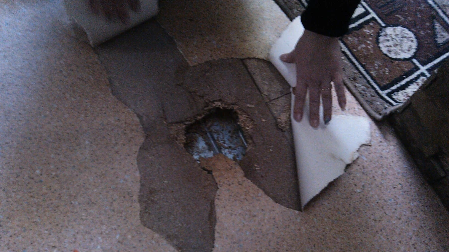 Дыра в полу в одной из квартир дома на ул. Спекова в Бийске